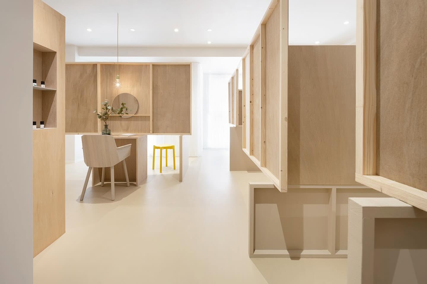 colour wood armchair en situation — Karimoku New Standard