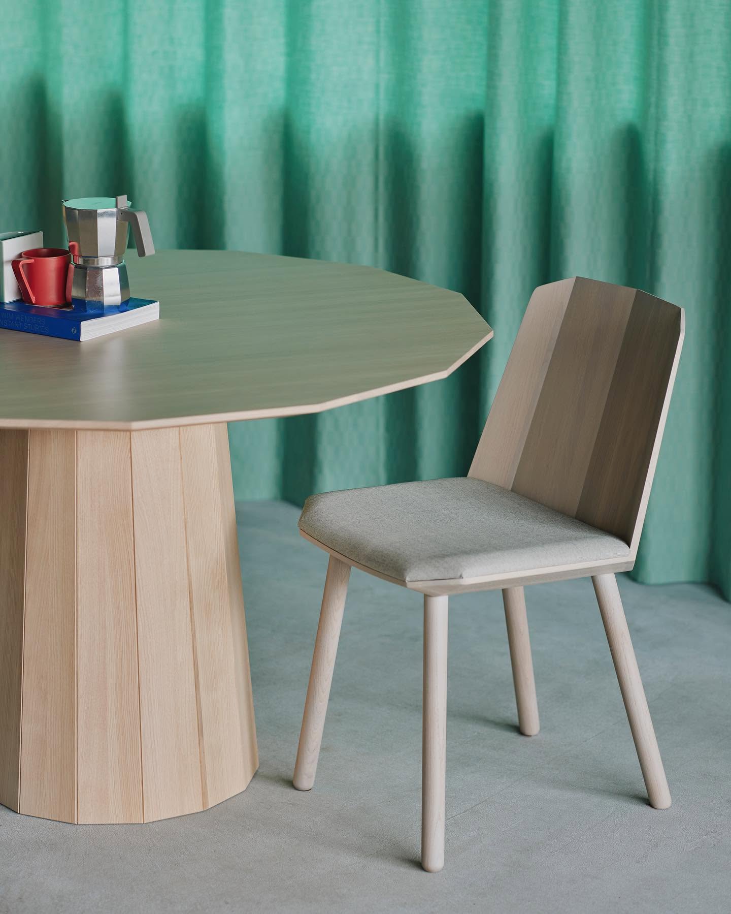 colour wood table en situation — Karimoku New Standard