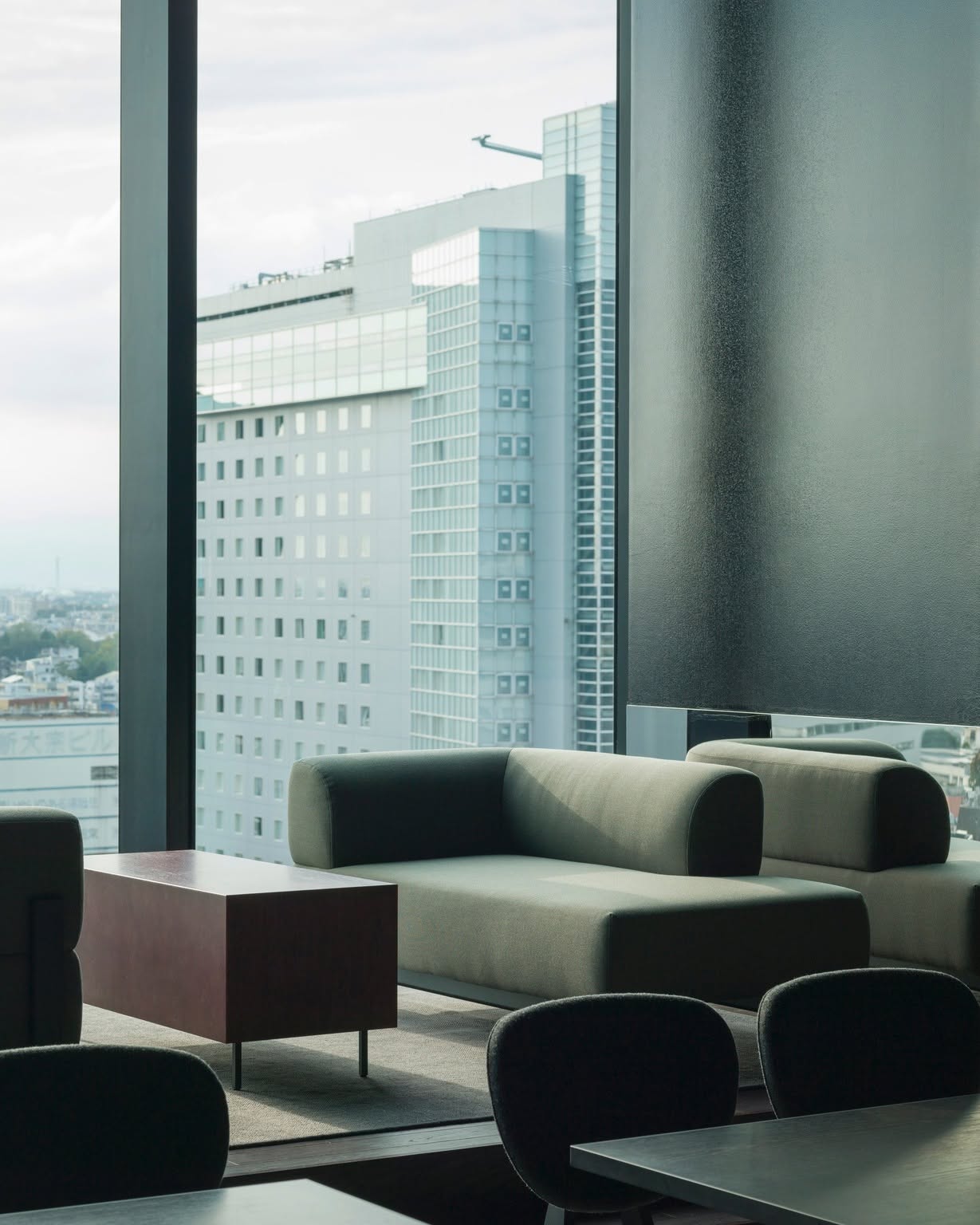 castor low chair en situation — Karimoku New Standard
