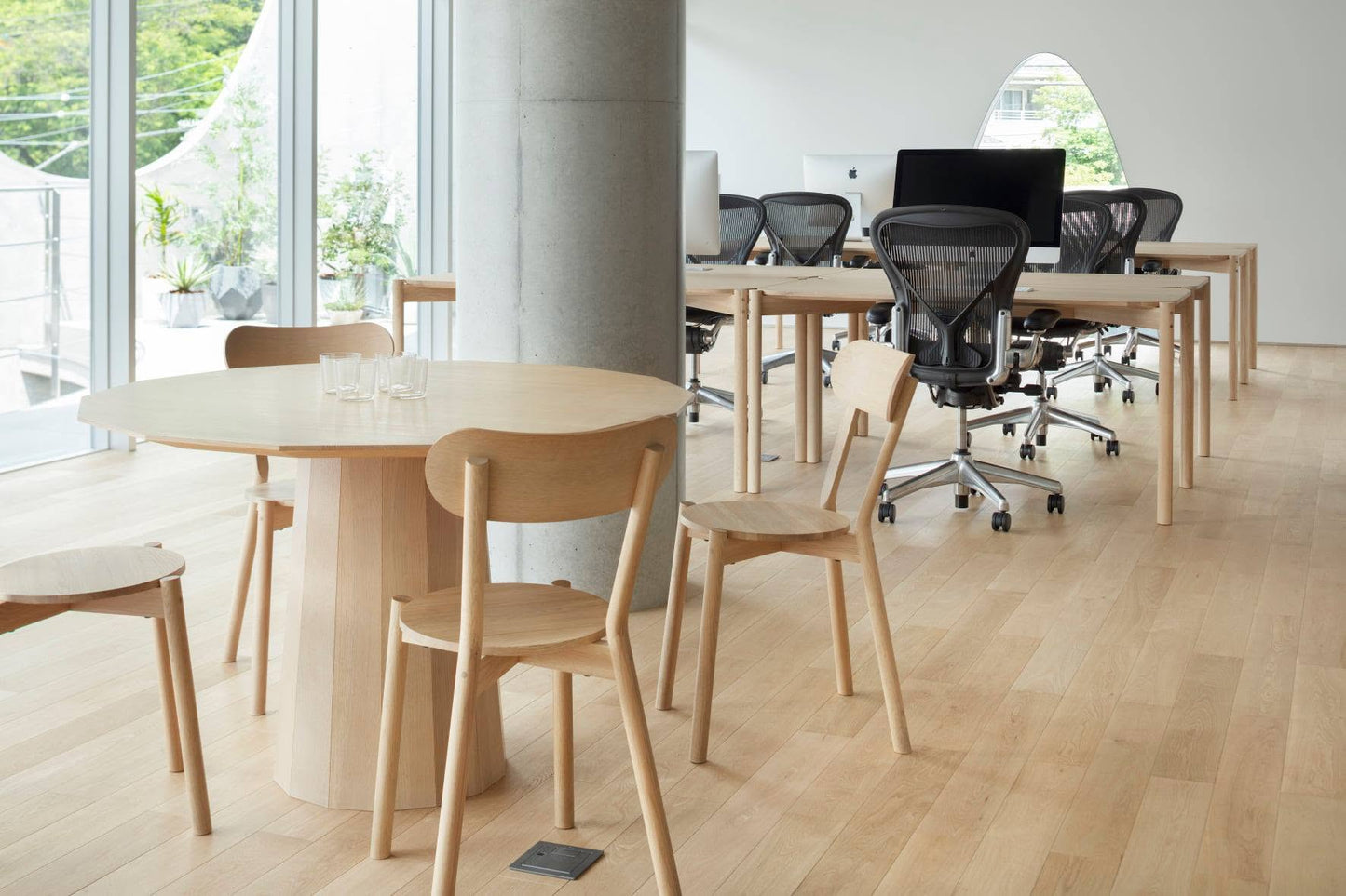 polar chair en situation — Karimoku New Standard