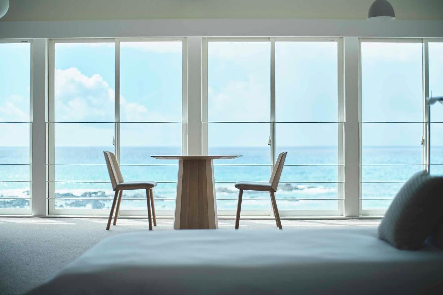 scout bistro table en situation — Karimoku New Standard