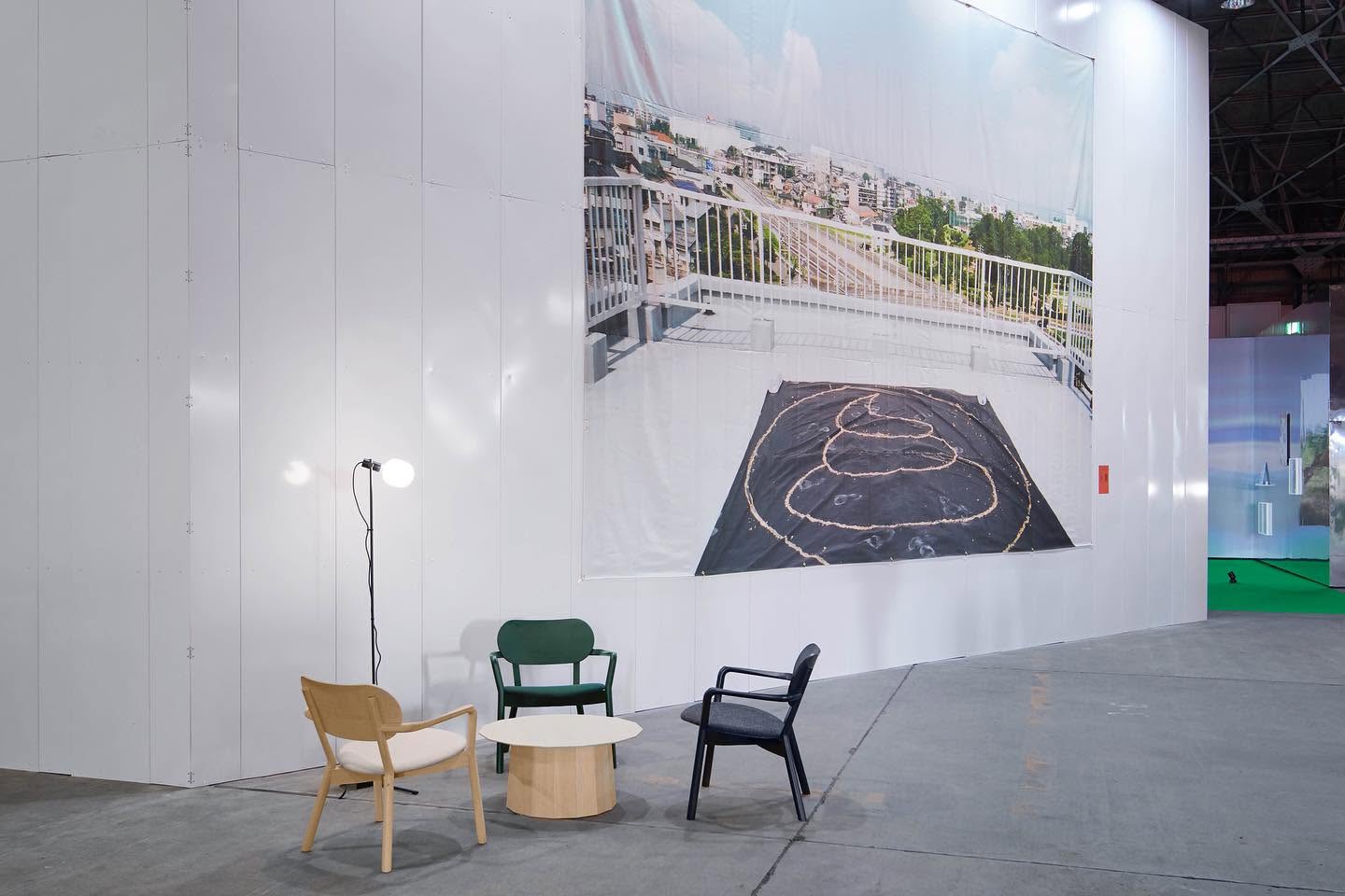 castor armchair en situation — Karimoku New Standard