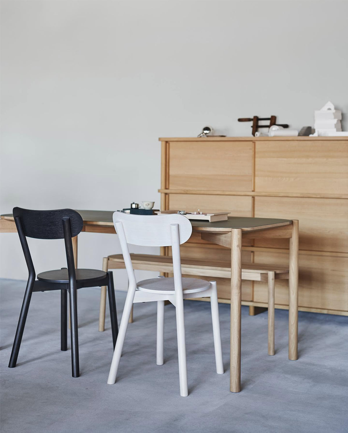 Stuhl Castor im Ambiente mit Tisch Castor und Regal Archive, BIG-GAME für Karimoku New Standard — massive Eiche | Antifer