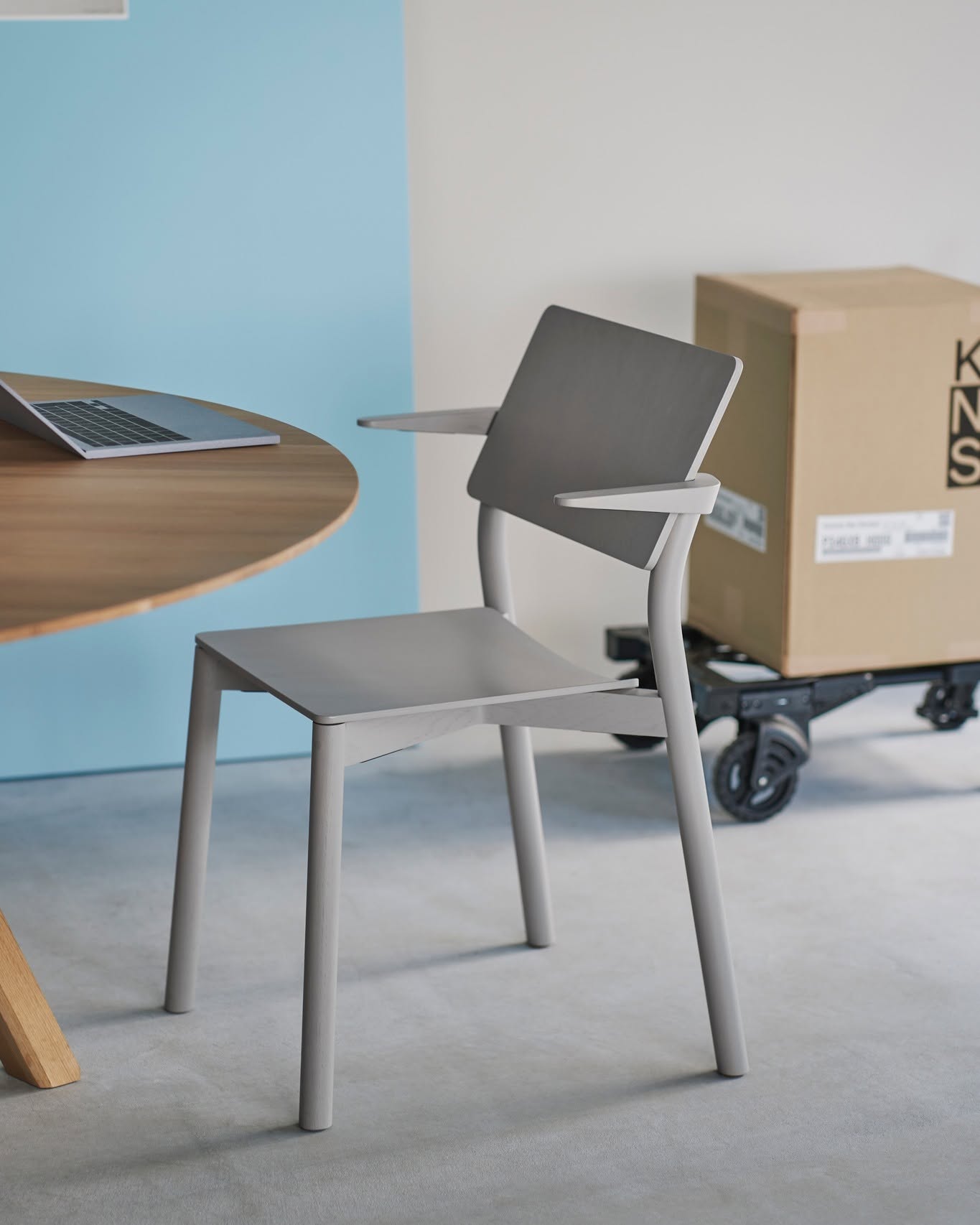scout chair en situation — Karimoku New Standard