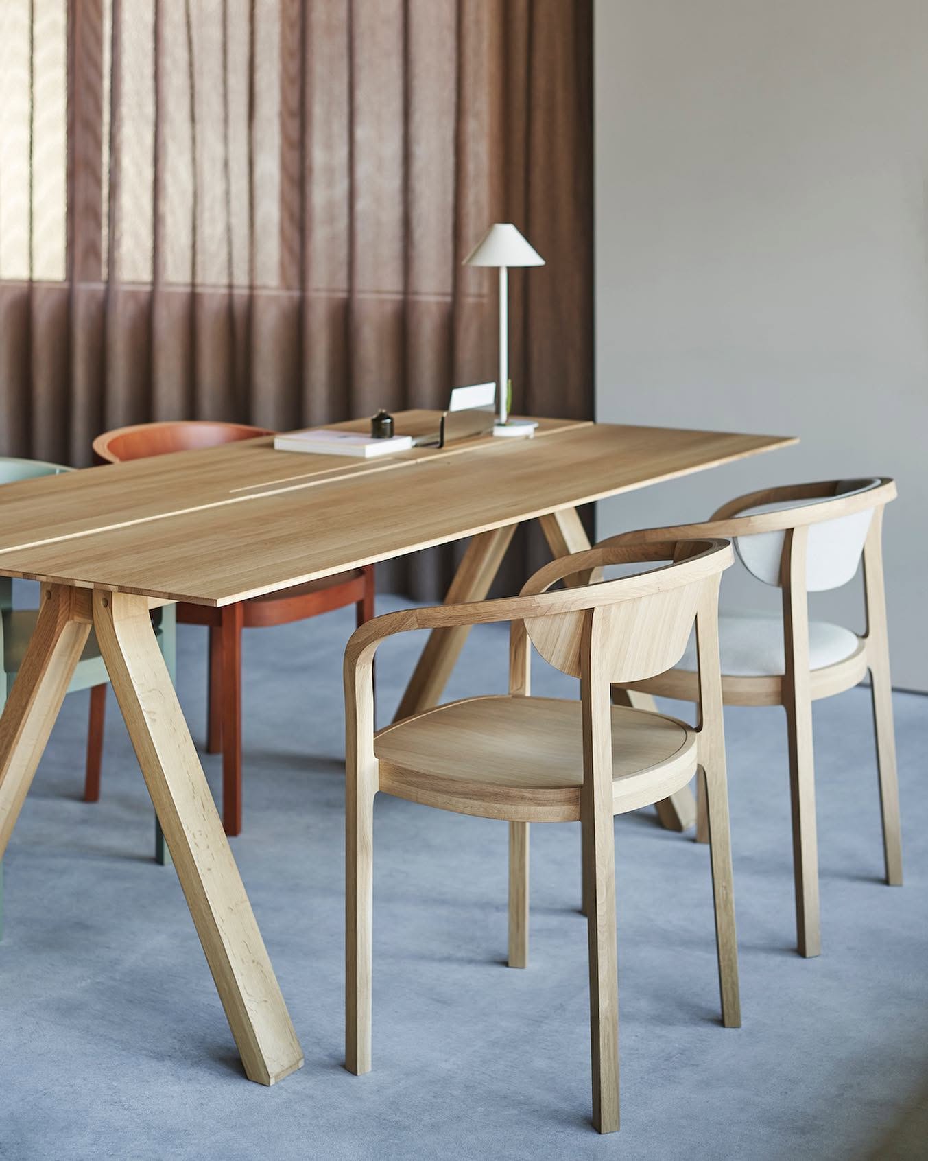 castor armchair en situation — Karimoku New Standard
