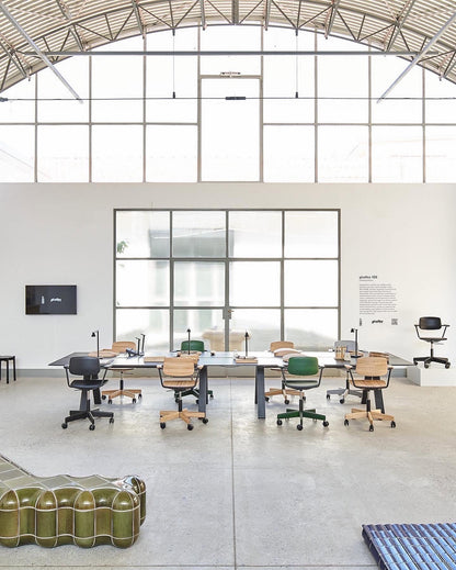 spectrum workstation en situation — Karimoku New Standard