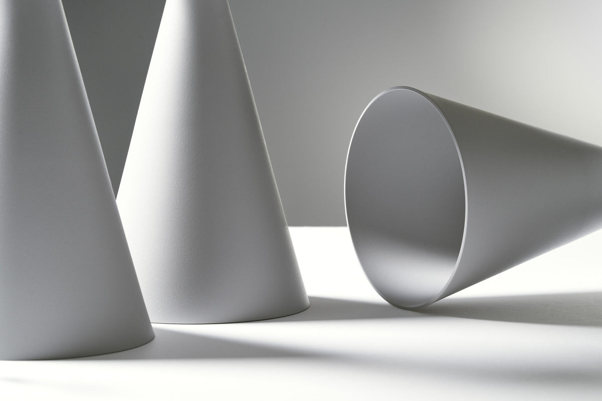 Cônes Babel w264 en aluminium blanc, vue studio