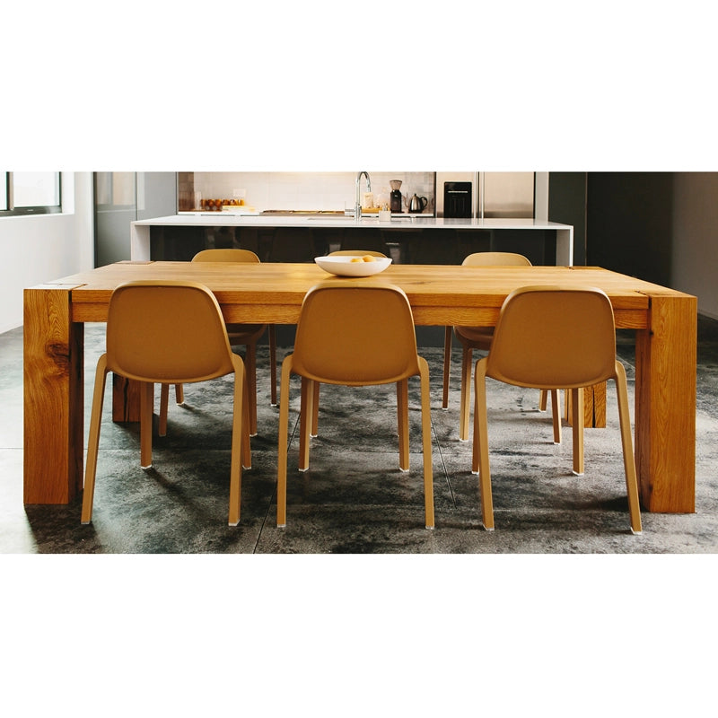 Cuisine ultra moderne. Grande table chêne massive. chaises broom emeco autour de la table 
