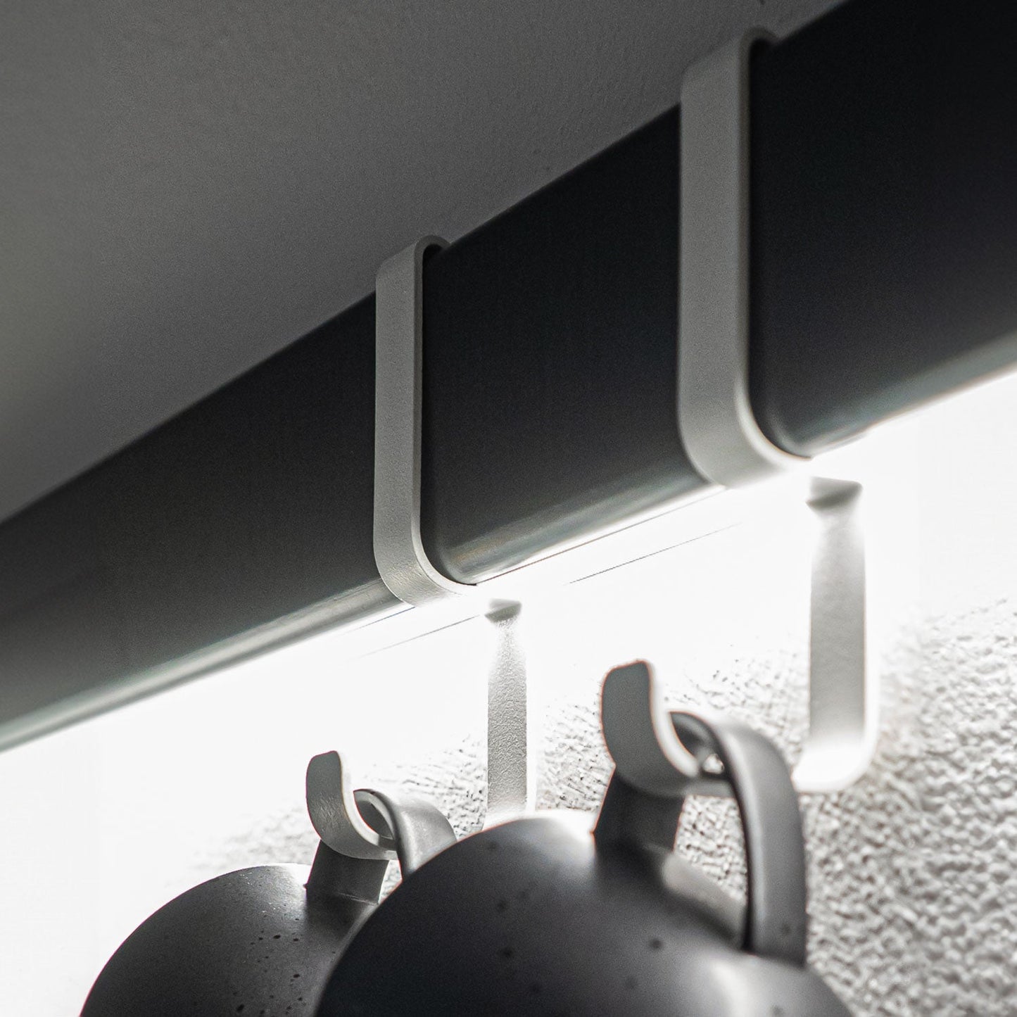 Crochets muraux Variand I01 in utilisation — bouleau with sacs and manteaux — design Variand | Antifer
