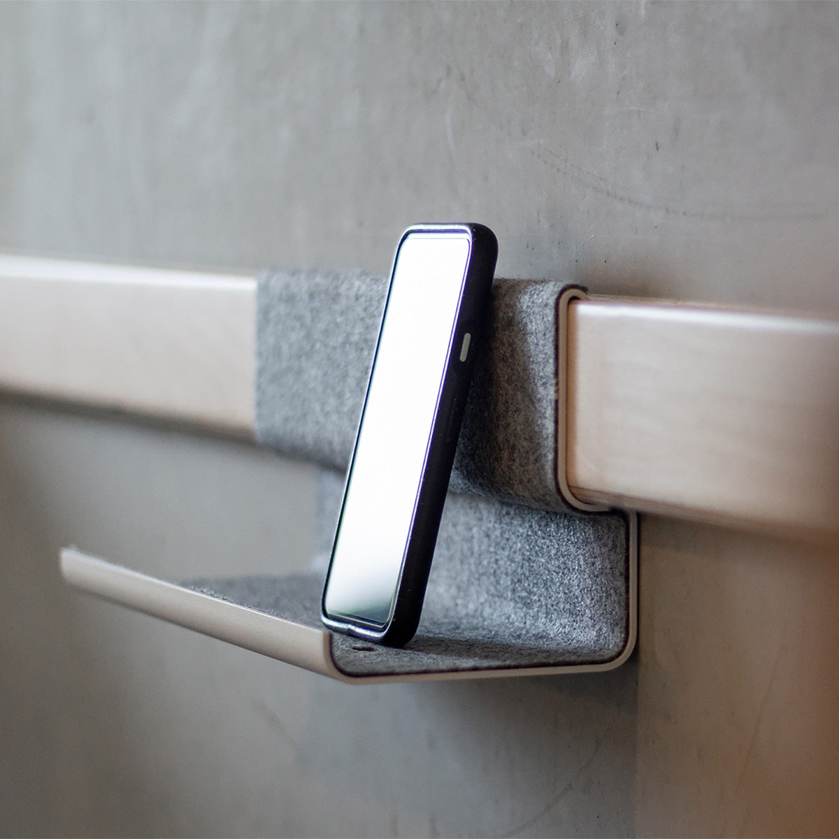 Tablette murale Variand I02 grande in context — bouleau with objets décoratifs — design Variand | Antifer
