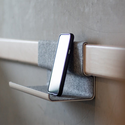 Tablette murale Variand I02 grande in context — bouleau with objets décoratifs — design Variand | Antifer
