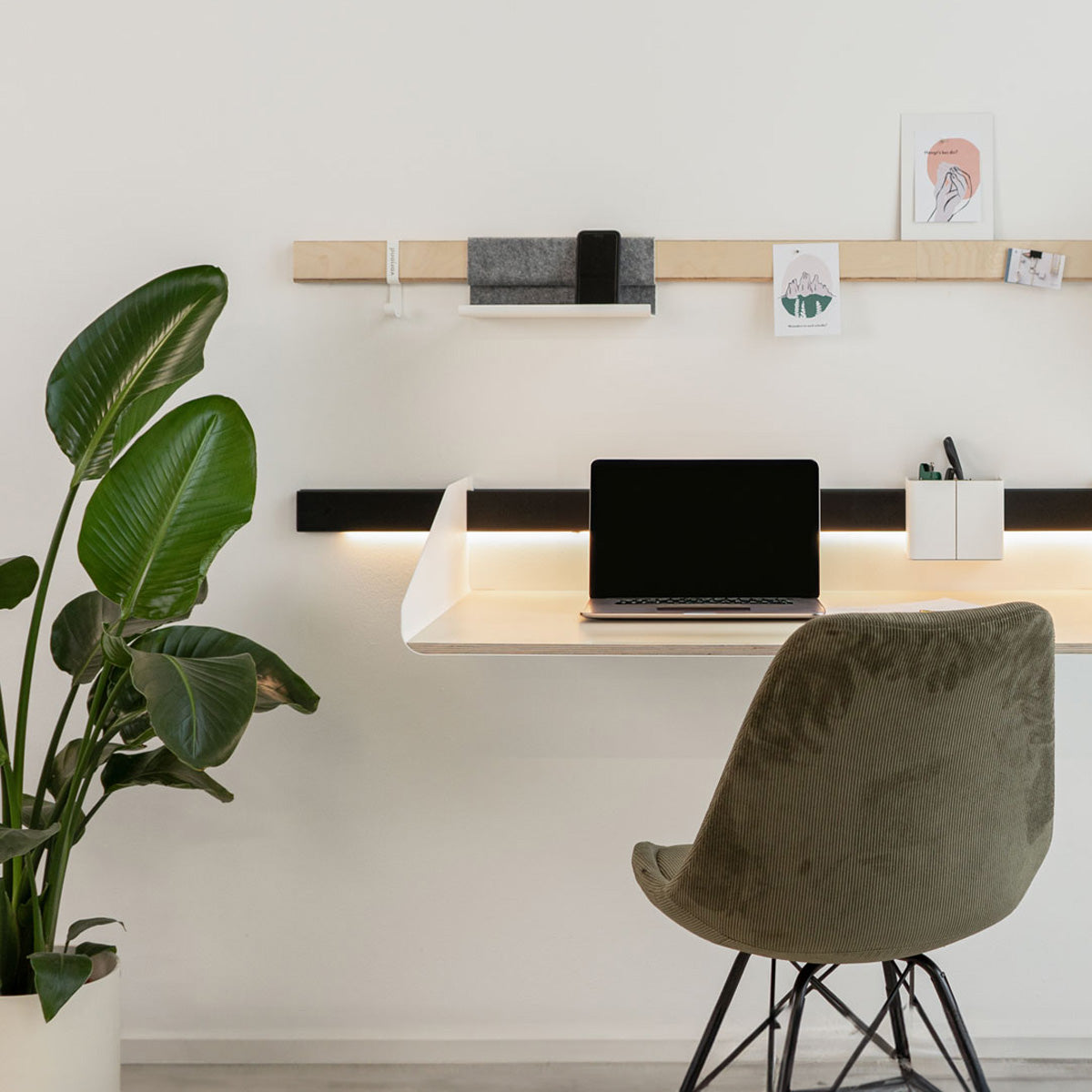Tablette murale Variand I02 grande in context — bouleau dans un intérieur — design Variand | Antifer