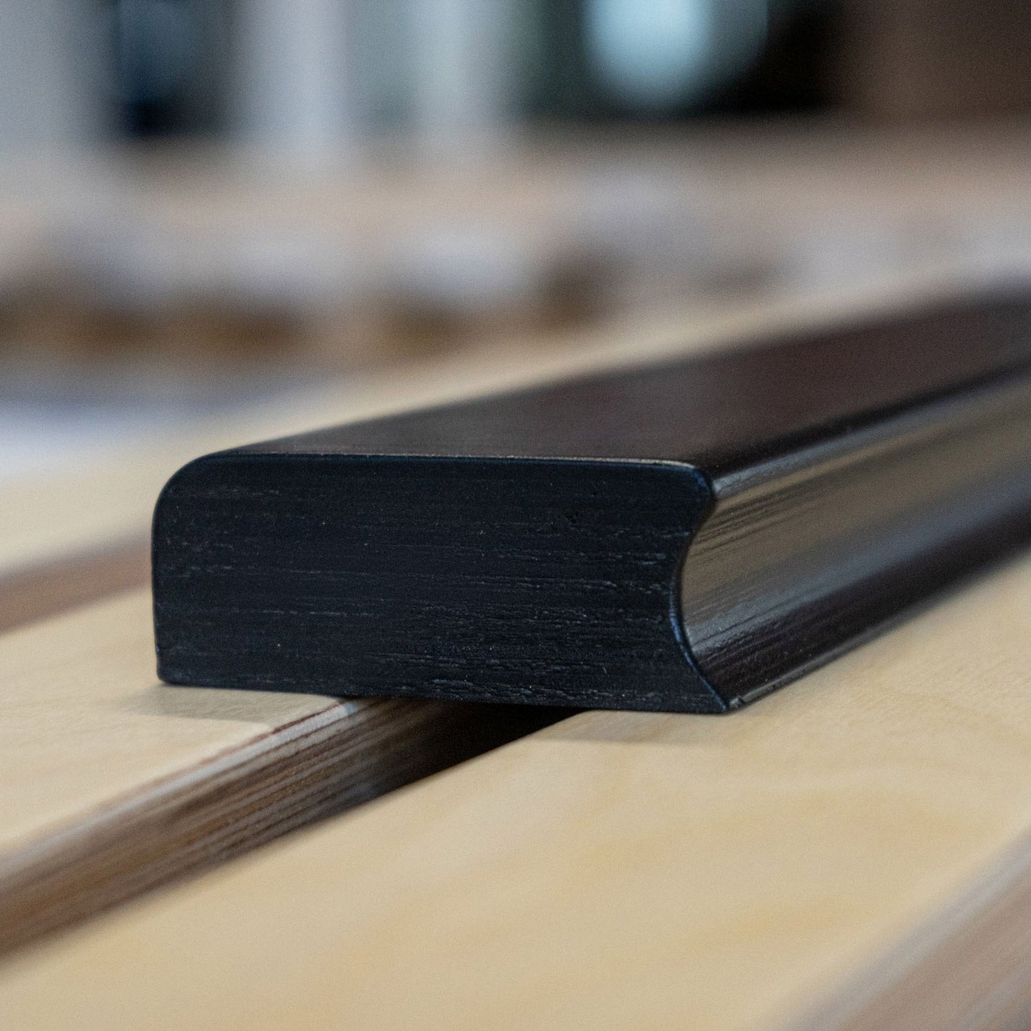 Variand V01 wall rail in situ — black — Variand design | Antifer
