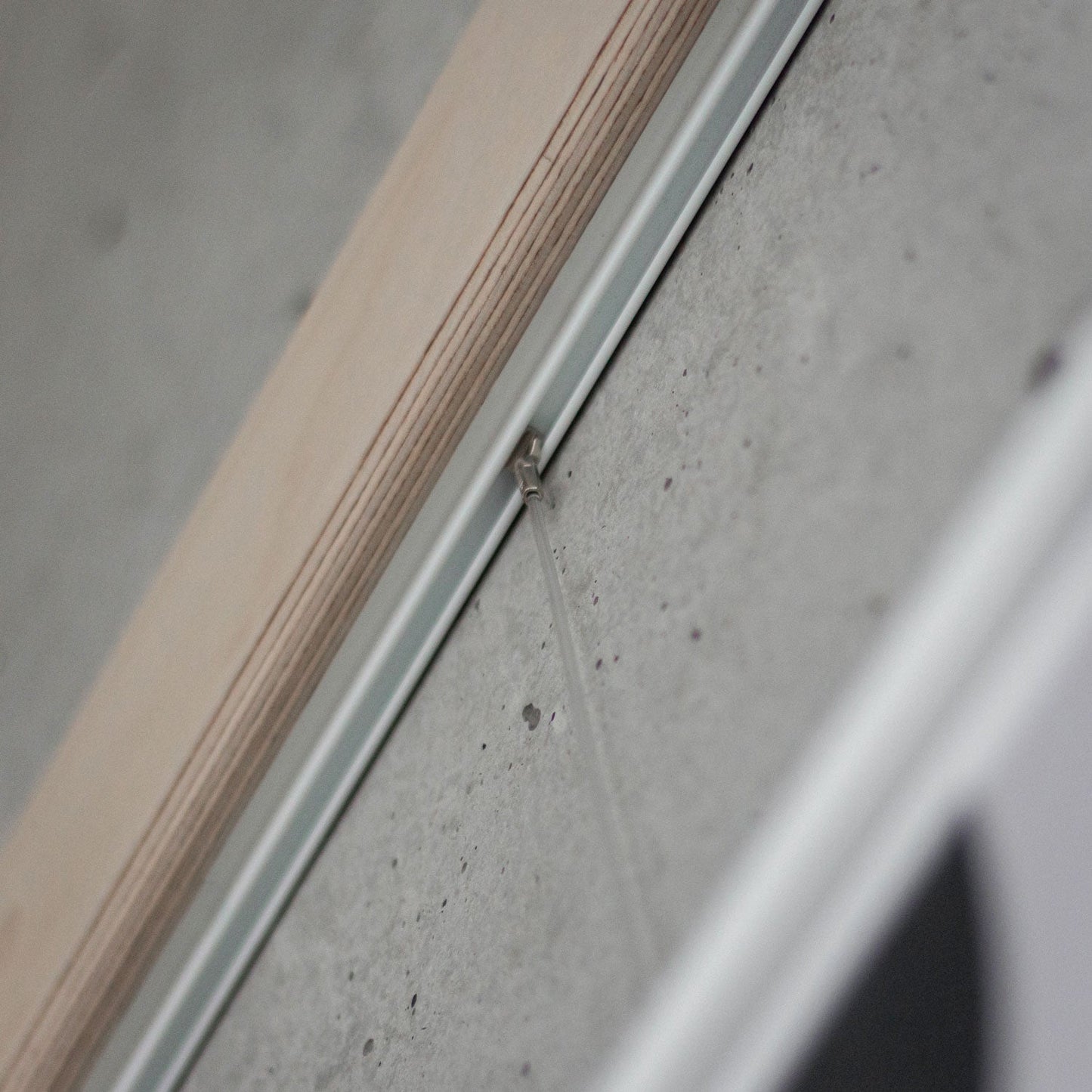 Variand V03 picture rail close-up view — birch — Variand design | Antifer