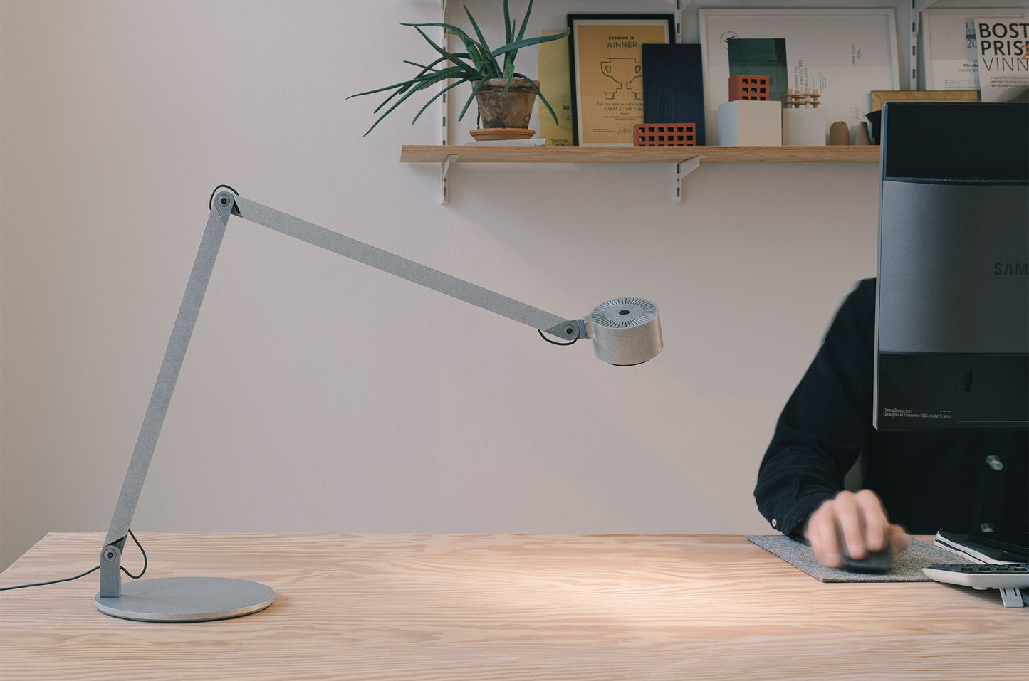 Lampe de travail w227 Winkel éclairage précis à côté d'une main qui travaille