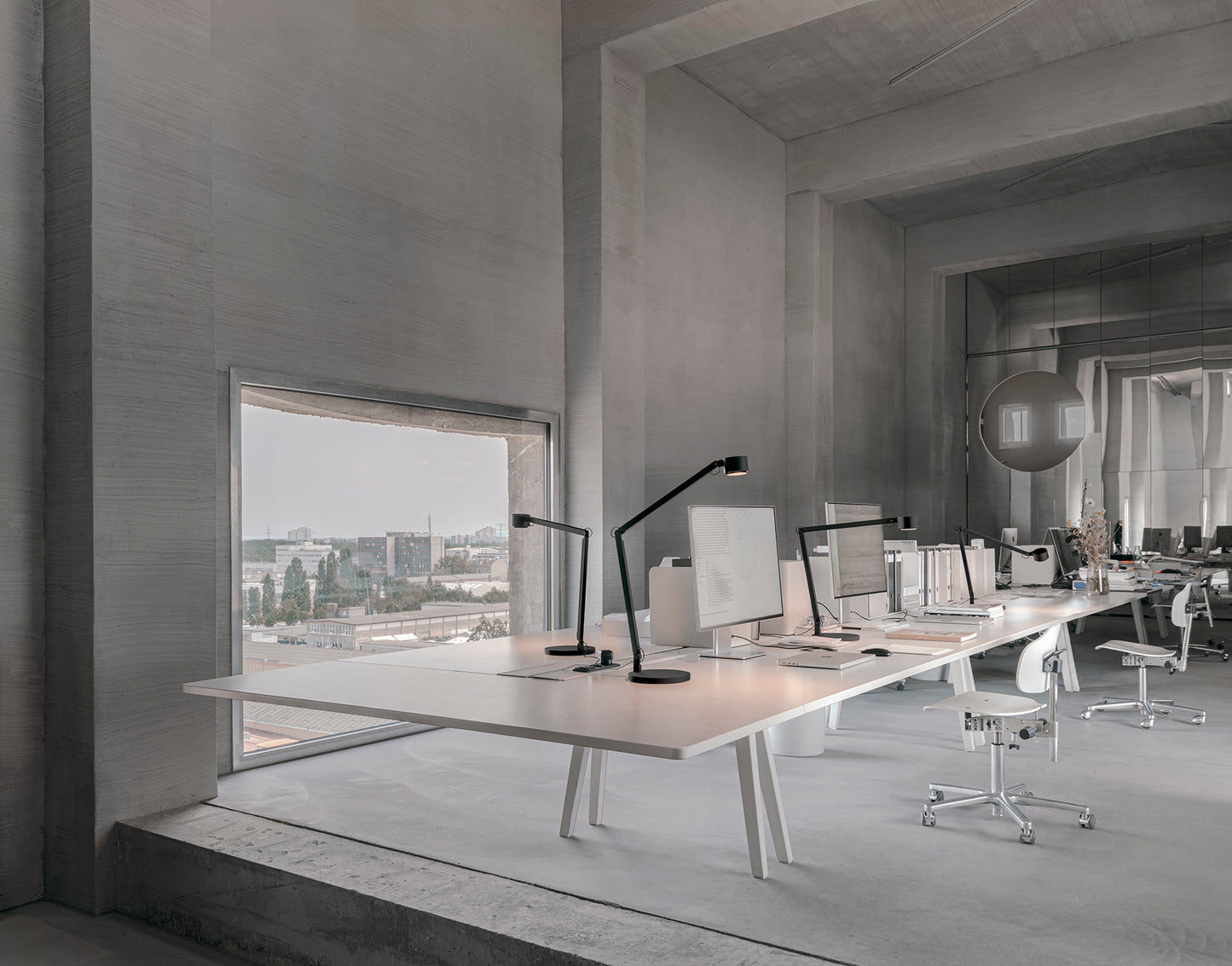 Lampe de travail w227 Winkel éclairage précis sur rangée de bureaux d'architectes 