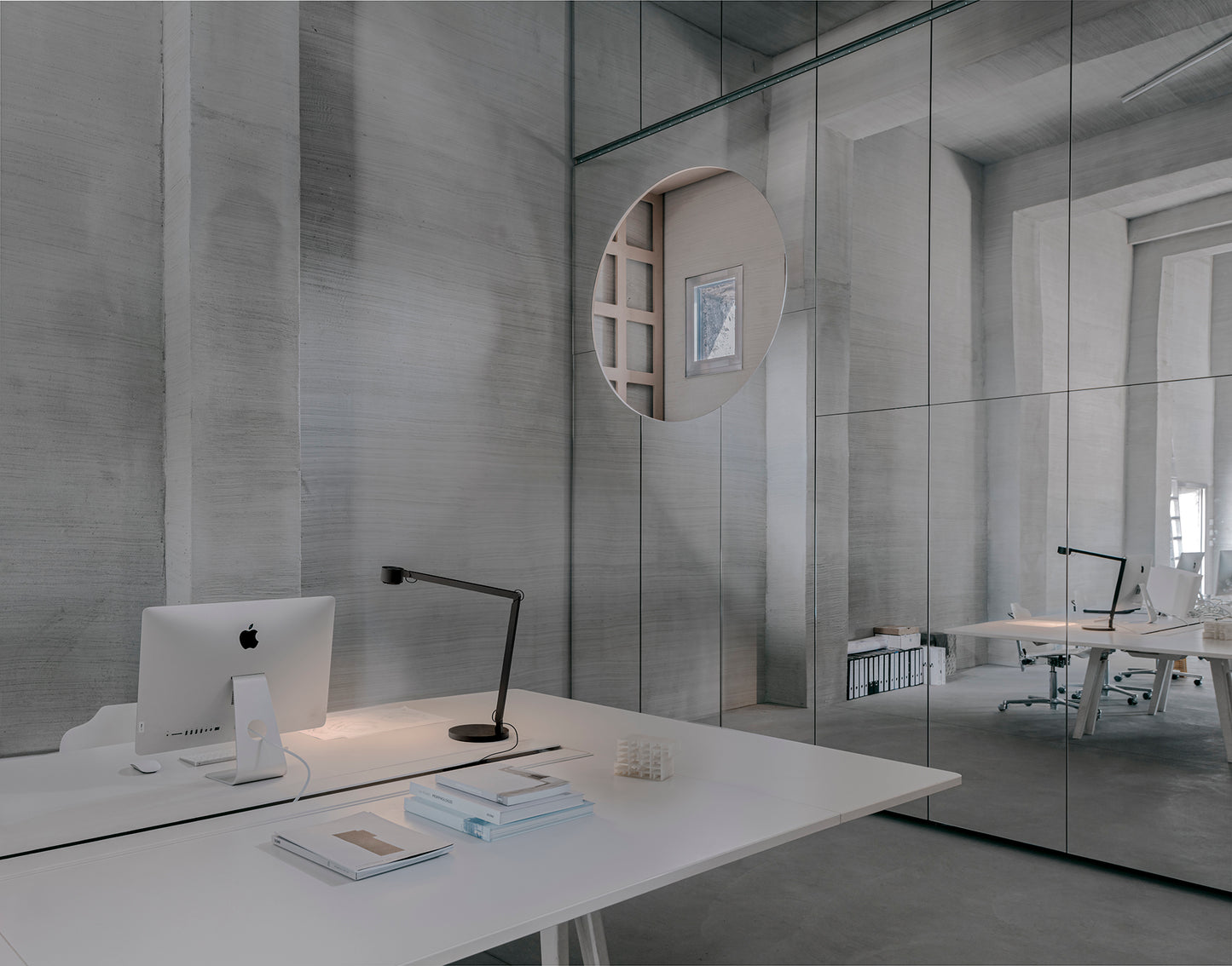 Lampe de travail w227 Winkel éclairage précis sur bureau d'architecte en reflet dans un miroir