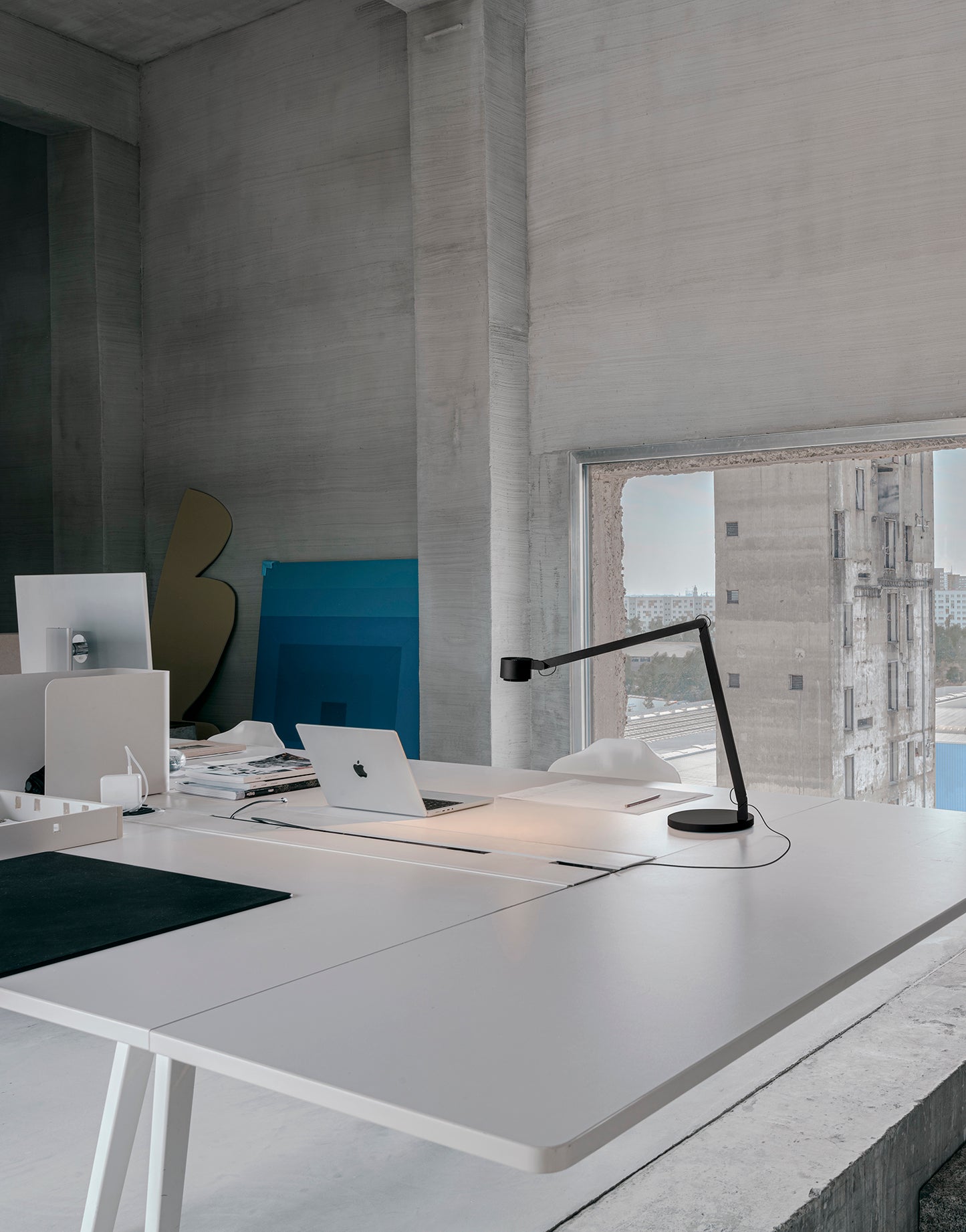 Lampe de travail w227 Winkel éclairage précis à côté d'un MacBook Air