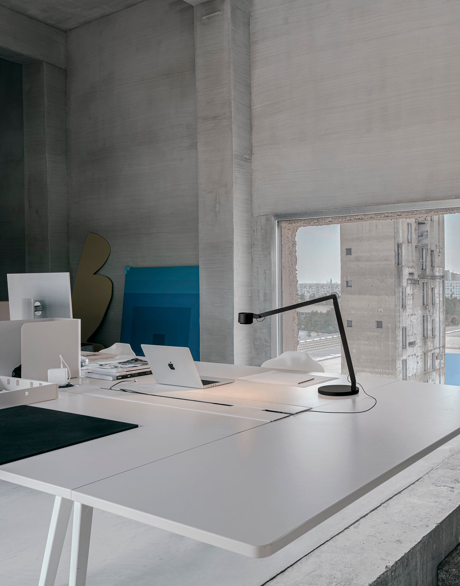 Lampe de travail w227 Winkel éclairage précis à côté d'un MacBook Air