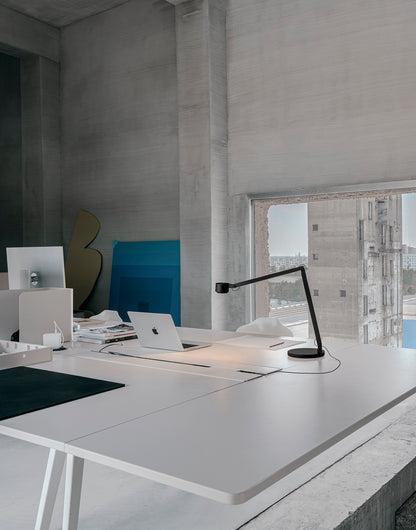Lampe de travail w227 Winkel éclairage précis à côté d'un MacBook Air