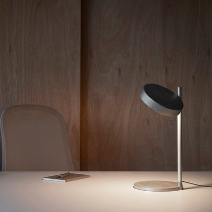 Lampe de table minimaliste w242 Pastille aluminium gris foncé sur un bureau moderne