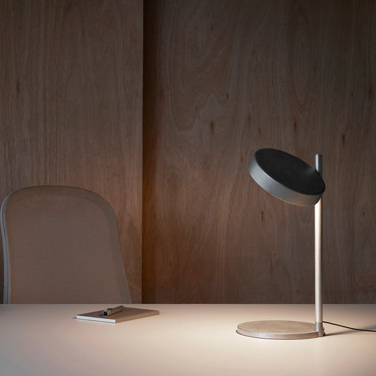 Lampe de table minimaliste w242 Pastille aluminium gris foncé sur un bureau moderne