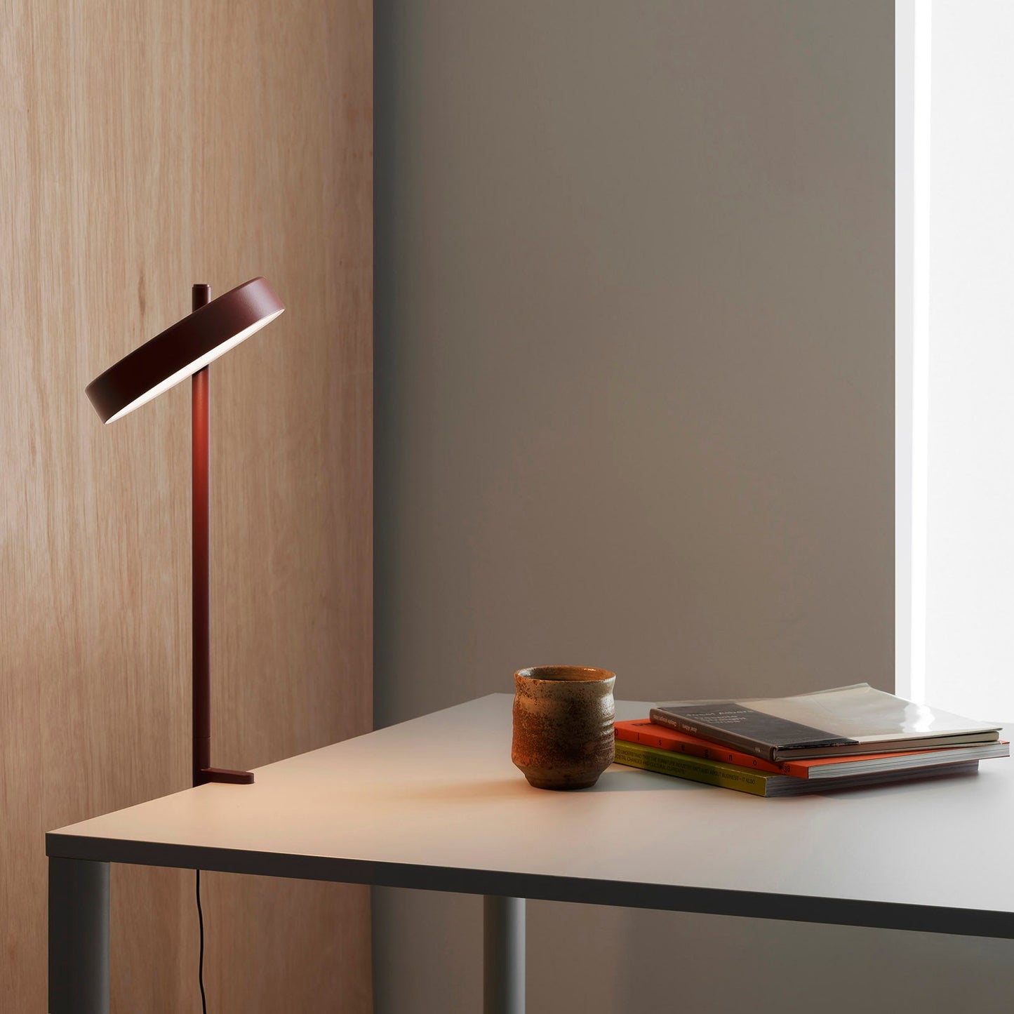 Lampe de table minimaliste w242 Pastille aluminium rouge oxyde avec serre joint dans un salon moderne